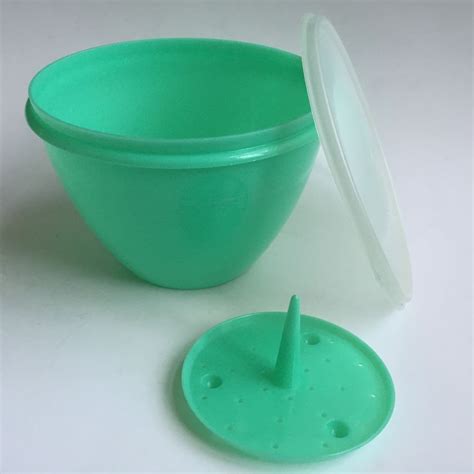 Gently mix the lettuce, water, and vinegar around and let it soak for a few minutes. . Tupperware lettuce keeper